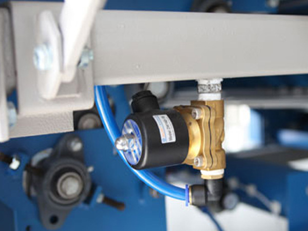 
		毛巾折叠机
	(图7)