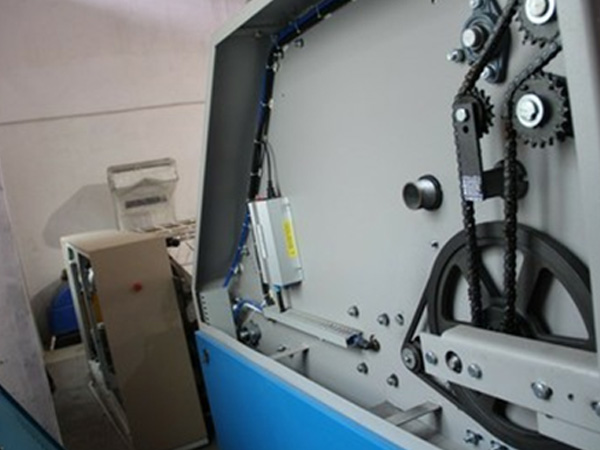 
		床单折叠机
	(图1)